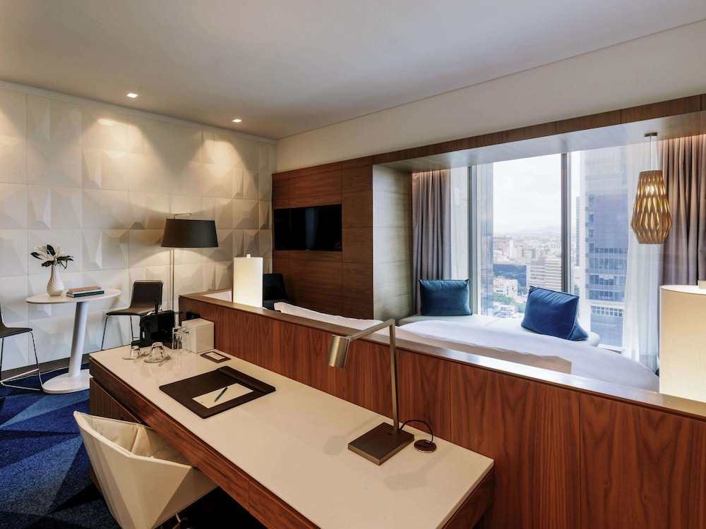 Suite, Club Lounge Access, Executive Level (Prestige. Angel of Independence view)