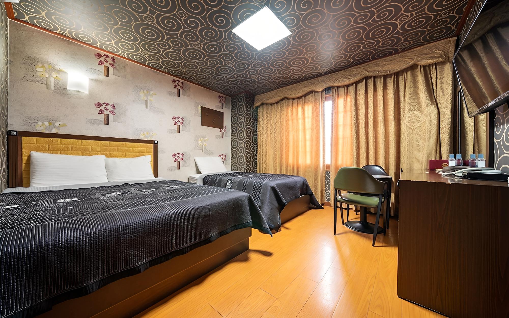 Room (Twin)