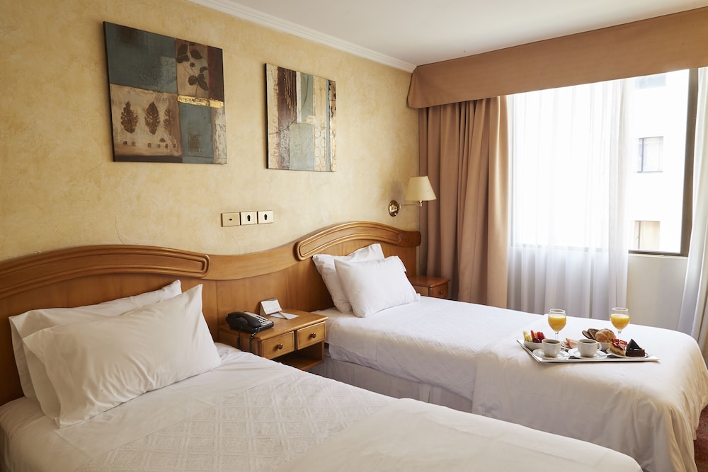 Standard Twin Room - Photo 4