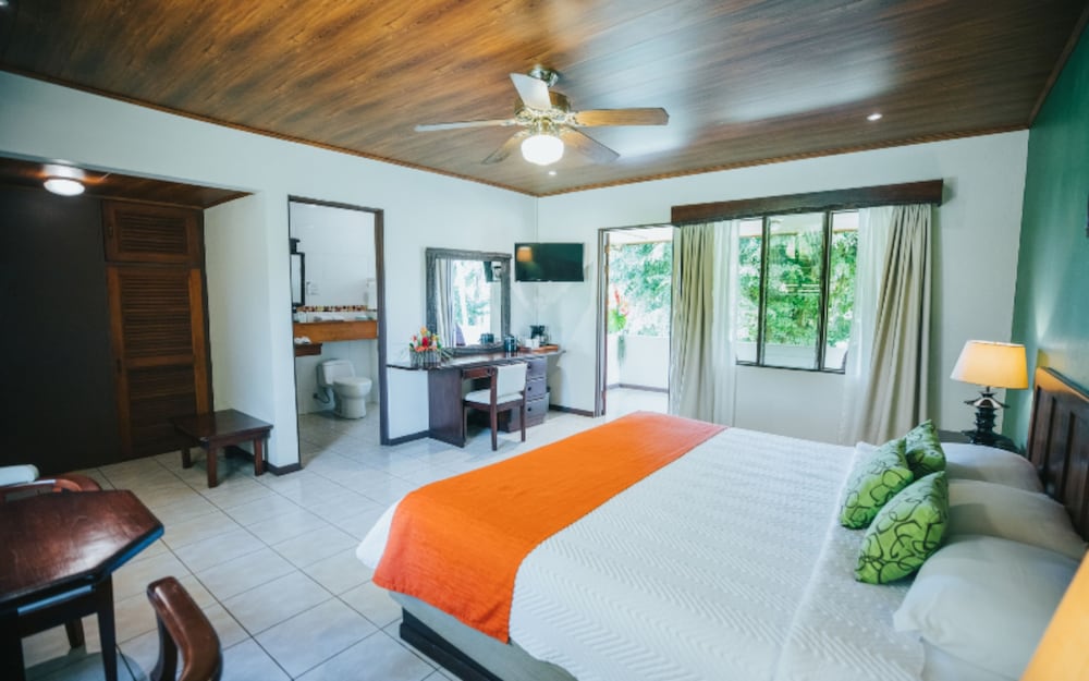 Standard Room, 1 King Bed - Photo 3