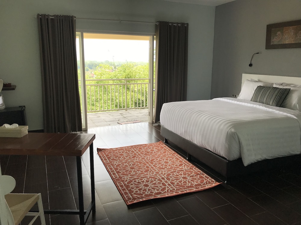 Deluxe Room, 1 King Bed, Balcony, Mountain View photo 2
