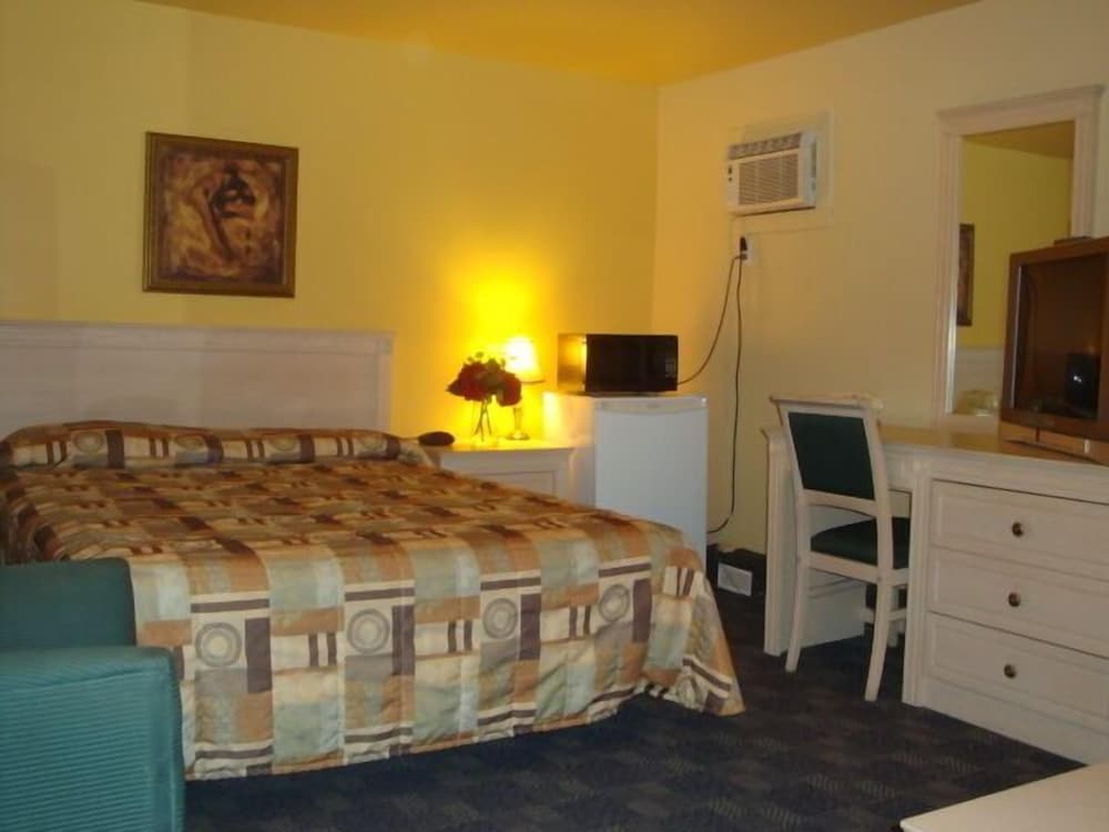 Standard Room, 1 Queen Bed, Smoking (Motel)