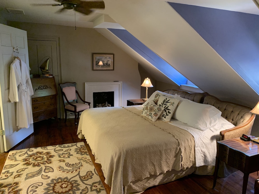 Suite, 1 King Bed, Ensuite, City View