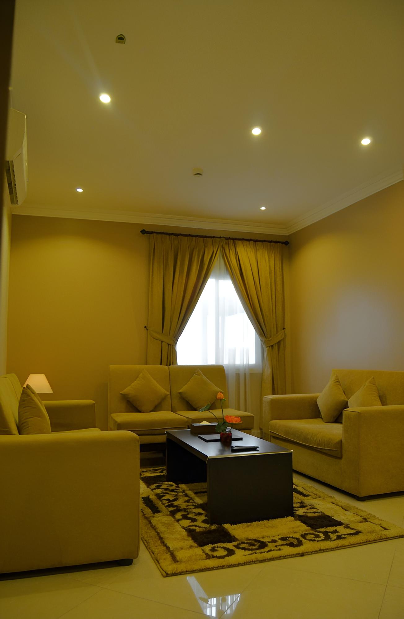 3 Bedrooms Apartment photo 2