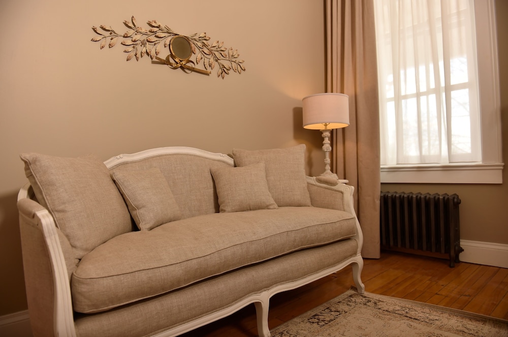 Superior Grand Lux Suite, 1 Queen Bed, Fireplace (#2 - Mme Elizabeth) photo 3
