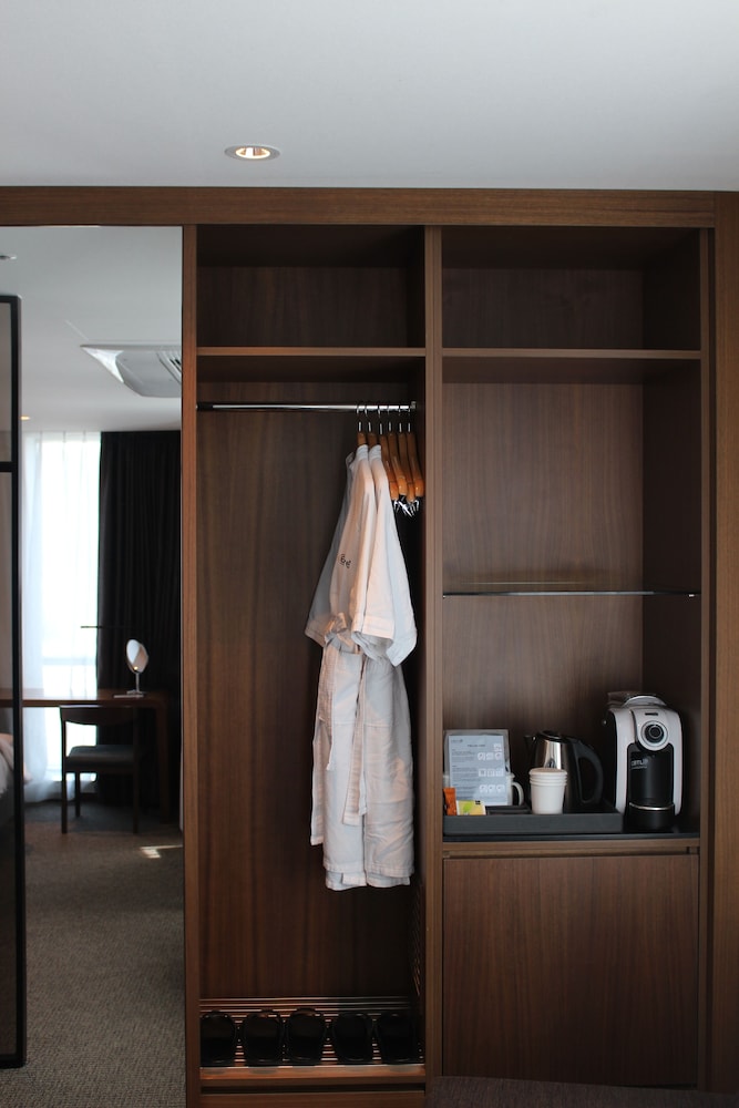 Suite, 1 King Bed, Non Smoking, Corner photo 2