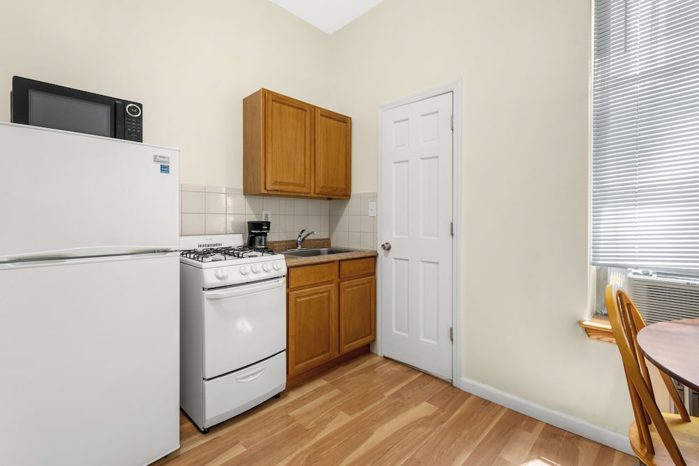 Standard Studio, 1 Double Bed, Non Smoking, Kitchen (and Bath Tub) photo 2