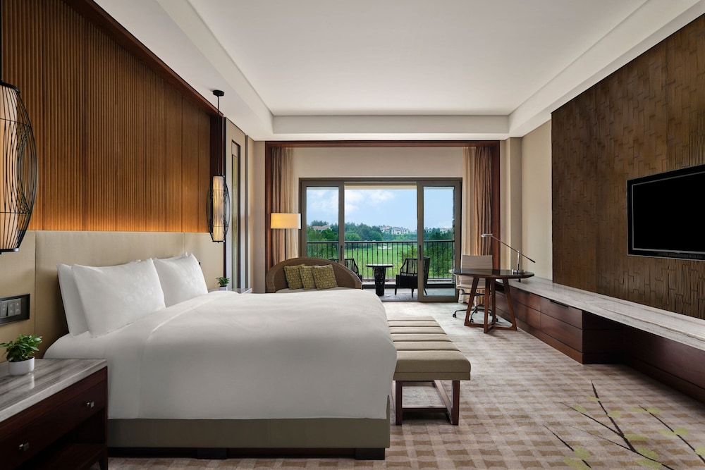 Room, 1 King Bed, Balcony, Mountain View (Balcony) photo 1