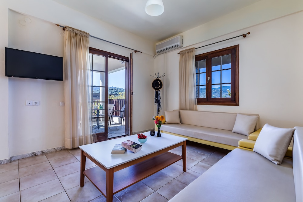 Family Room, Garden View - Photo 8