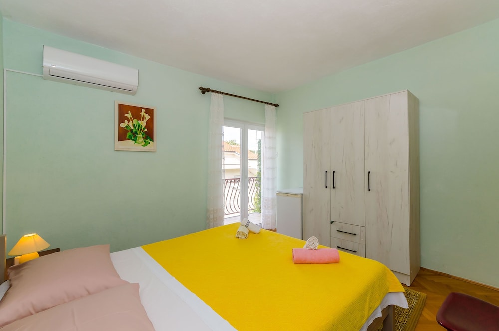 Room (S3)