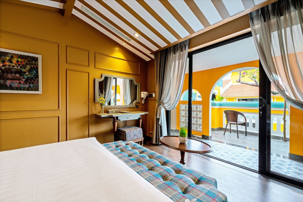 Executive Suite - Photo 2