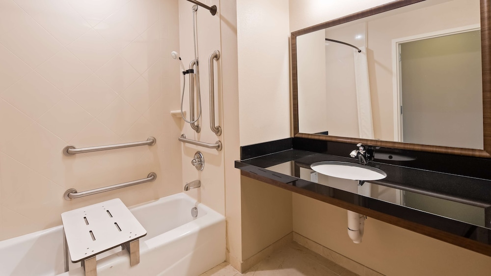 Suite, 2 Queen Beds, Accessible, Bathtub (with Sofabed) photo 3