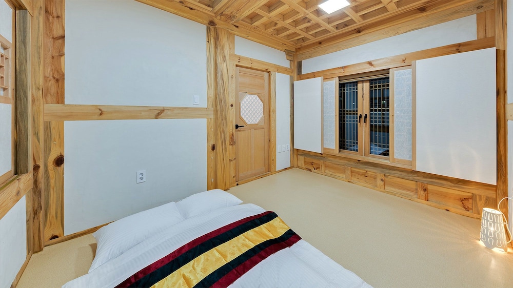Room (A) photo 2