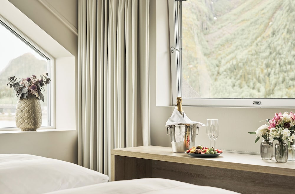 Suite (Modern) photo 2