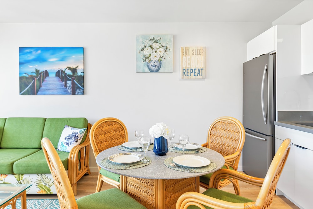 High Floor Mountain View Condo with 2 Beds and Parking: Condo, 1 Bedroom, Mountain View (0148) photo
