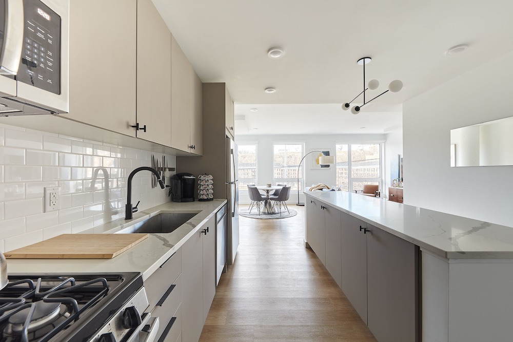 Stylish 2 BR w Roof Deck Access - Mins to NYC, Zdjęcie 8