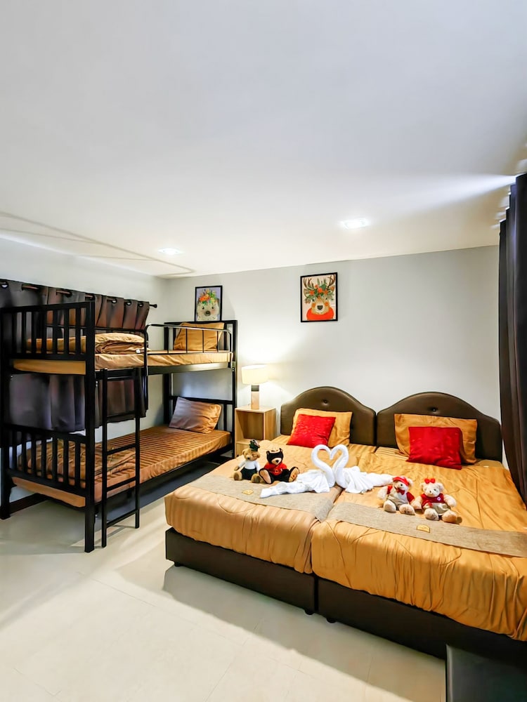 Deluxe Family Room - Photo 1