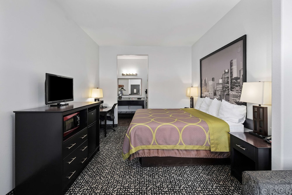 Room, 1 King Bed, Non Smoking - Photo 5