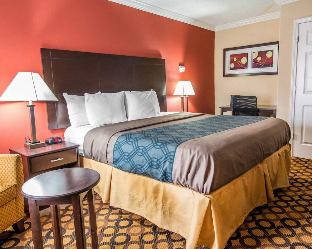 Standard Room, 1 King Bed, Non Smoking - Photo 2