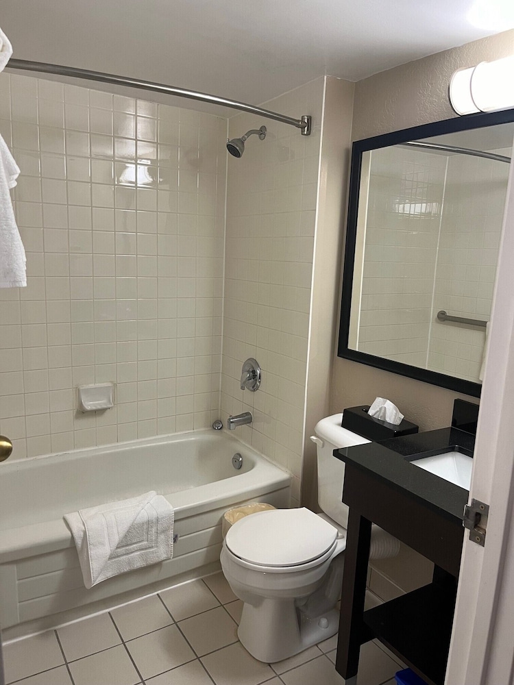 Deluxe Room, 1 Queen Bed, Non Smoking - Photo 3