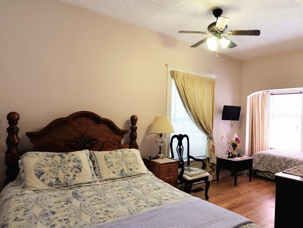 Room, Private Bathroom (1 queen bed and 1 single bed ) photo 2