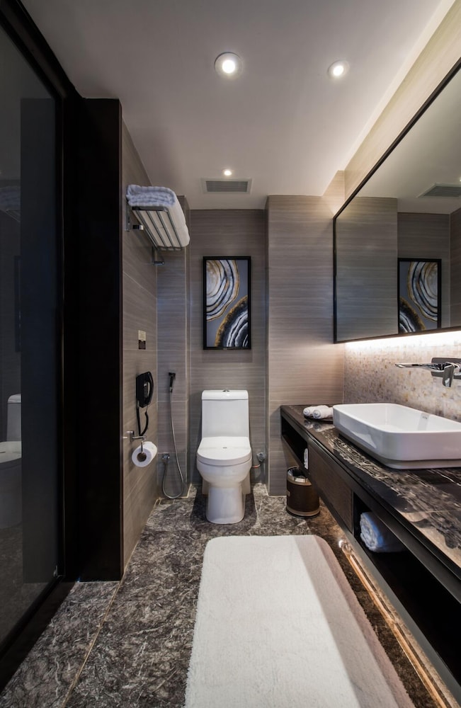 Deluxe Double Room thumbnail 5