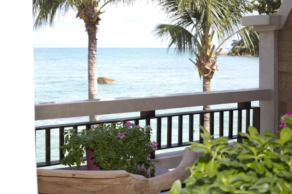 Beachfront Balcony photo 3