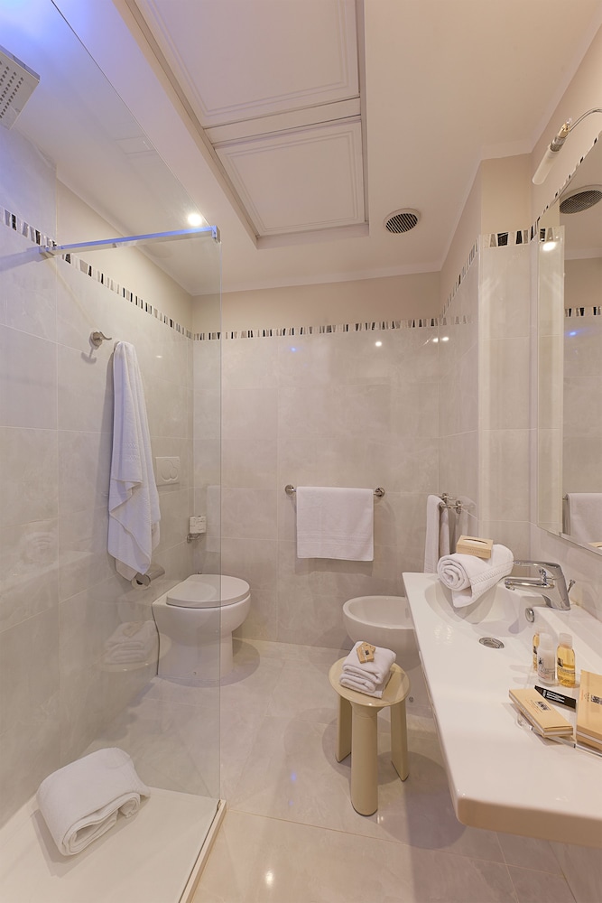 Standard Double or Twin Room - Photo 4