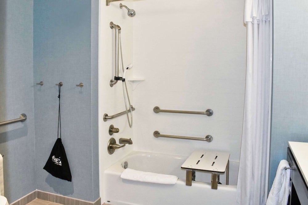 Studio, 2 Queen Beds, Accessible, Bathtub, photo 6