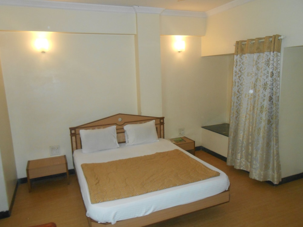 Deluxe Room, 1 King Bed, Non Smoking, City View photo 3