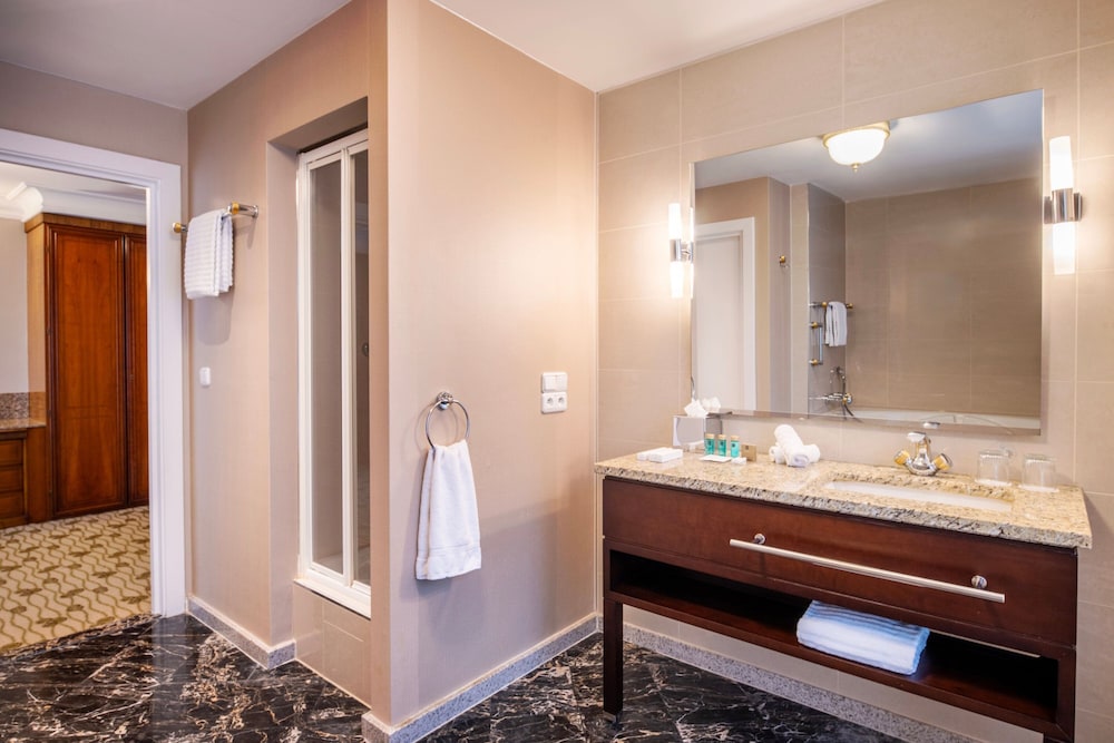 Executive Suite, 1 King Bed - Photo 9