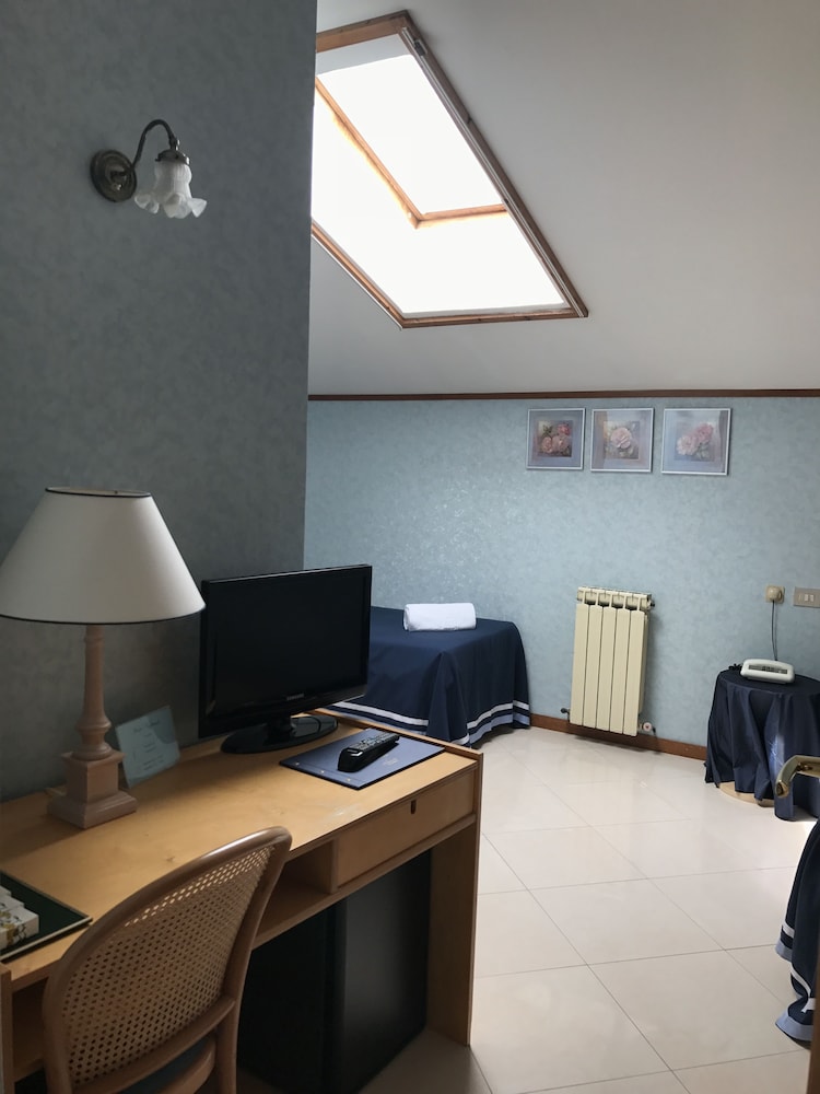 Economy Twin Room, 2 Twin Beds (mansard) photo 3