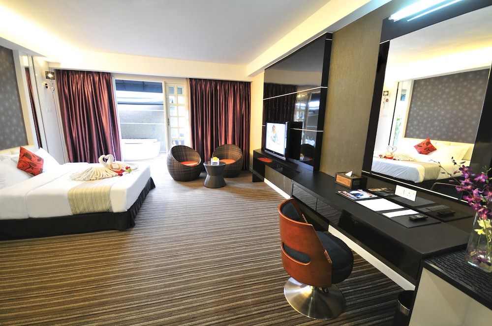 Executive Double Suite with Bathtub photo 3