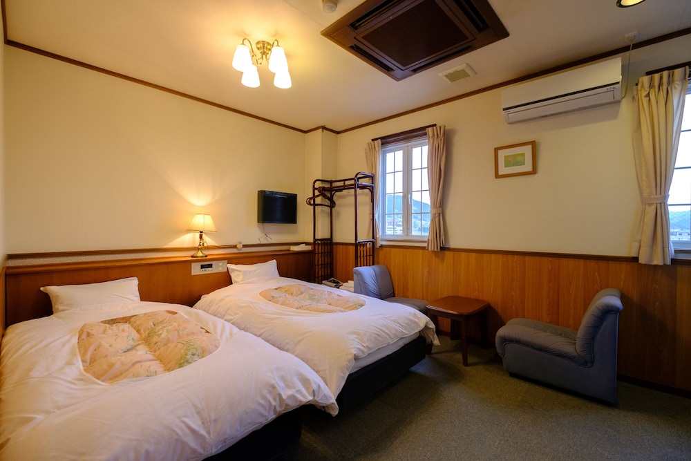 Twin Room with Shared Bathroom photo 1