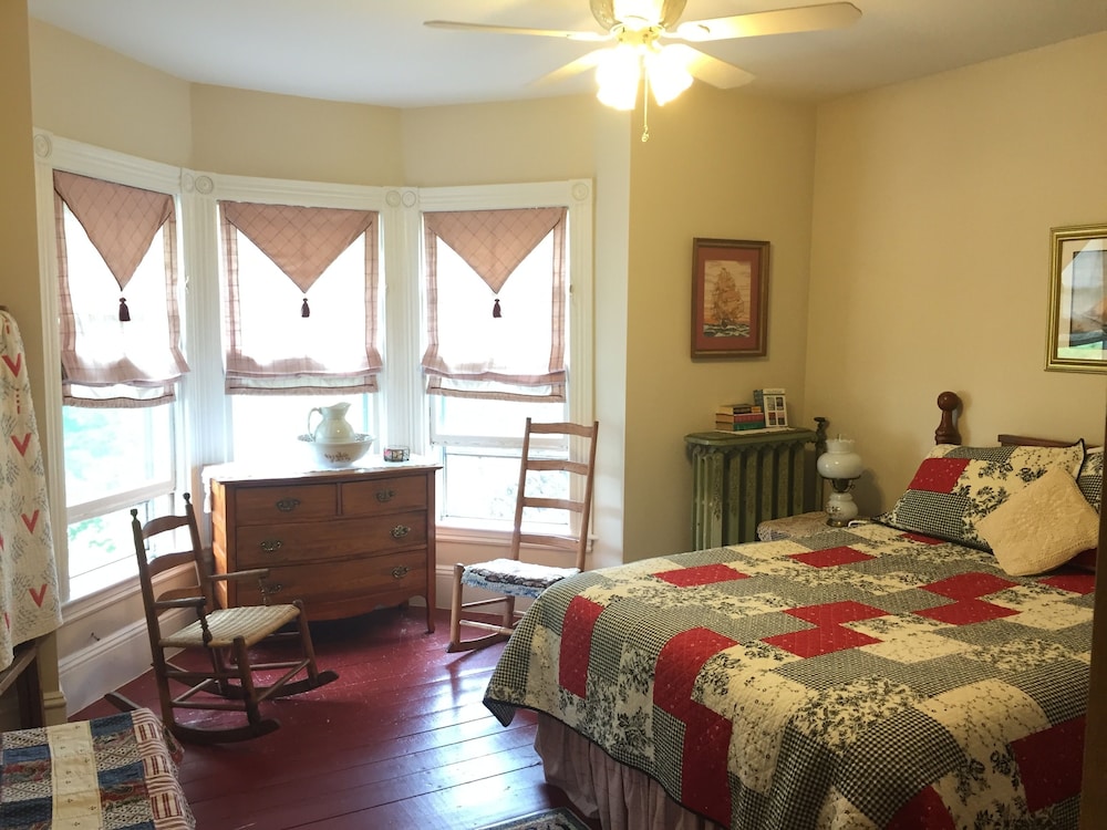 2 Standard Queen Bedrooms, 1 Large Private Bathroom (Maritime/Acadia) photo 1