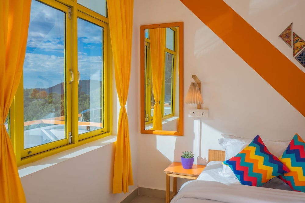 Deluxe Private Room with Balcony and Ensuite Bathroom - Photo 7