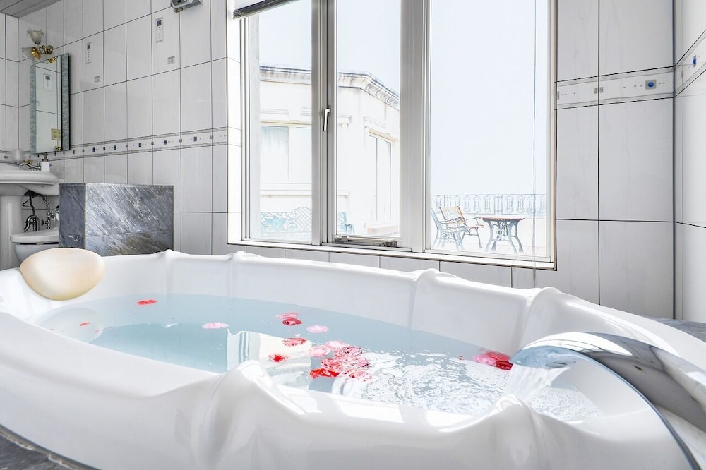 Sky Suite Room, Smoking - Photo 5
