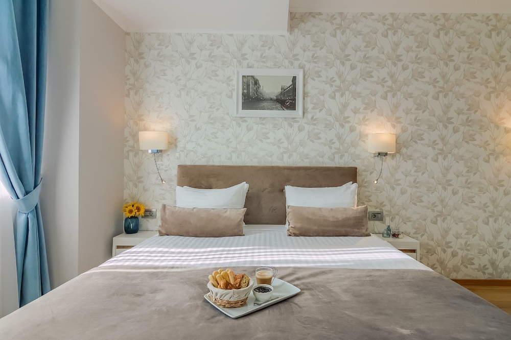 Deluxe Double Bed - Photo 6