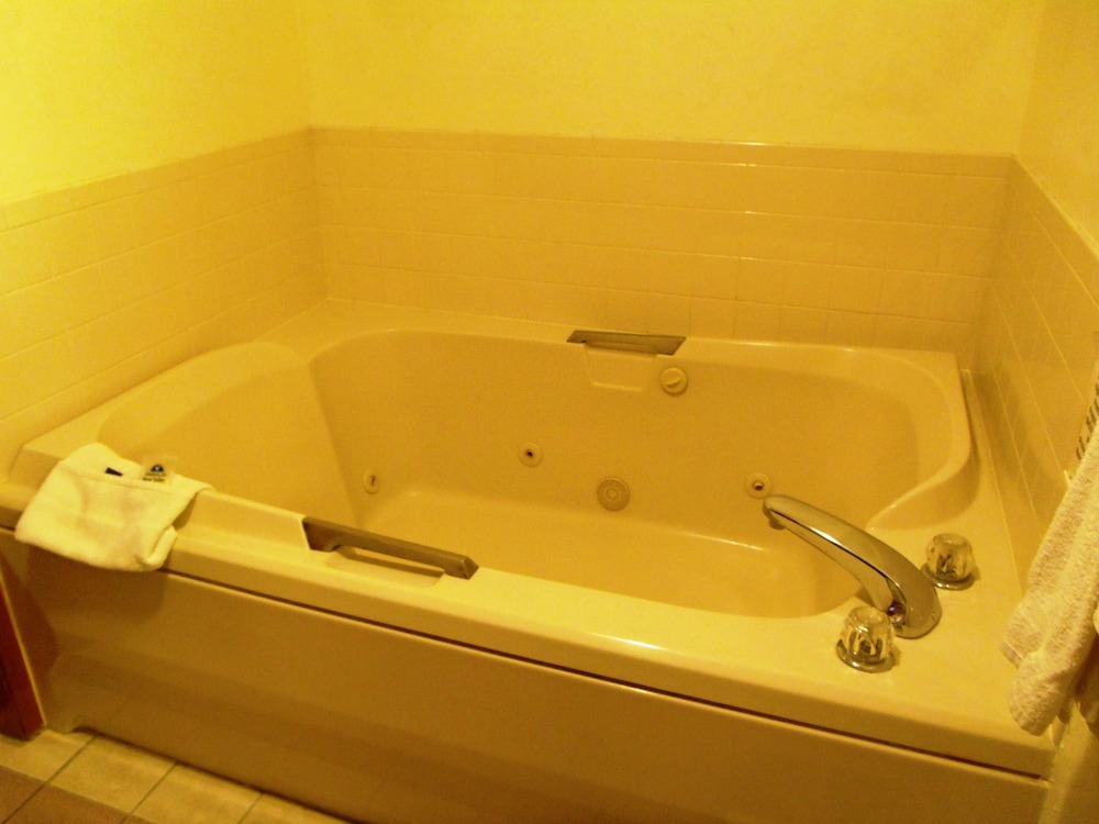 Suite, 1 King Bed, Non Smoking (Jacuzzi) - Photo 4