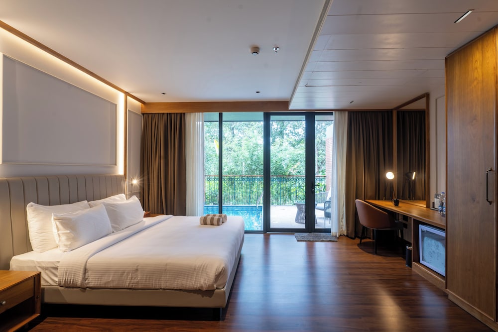 Luxury Suite, 1 King Bed, Private Pool - Photo 3