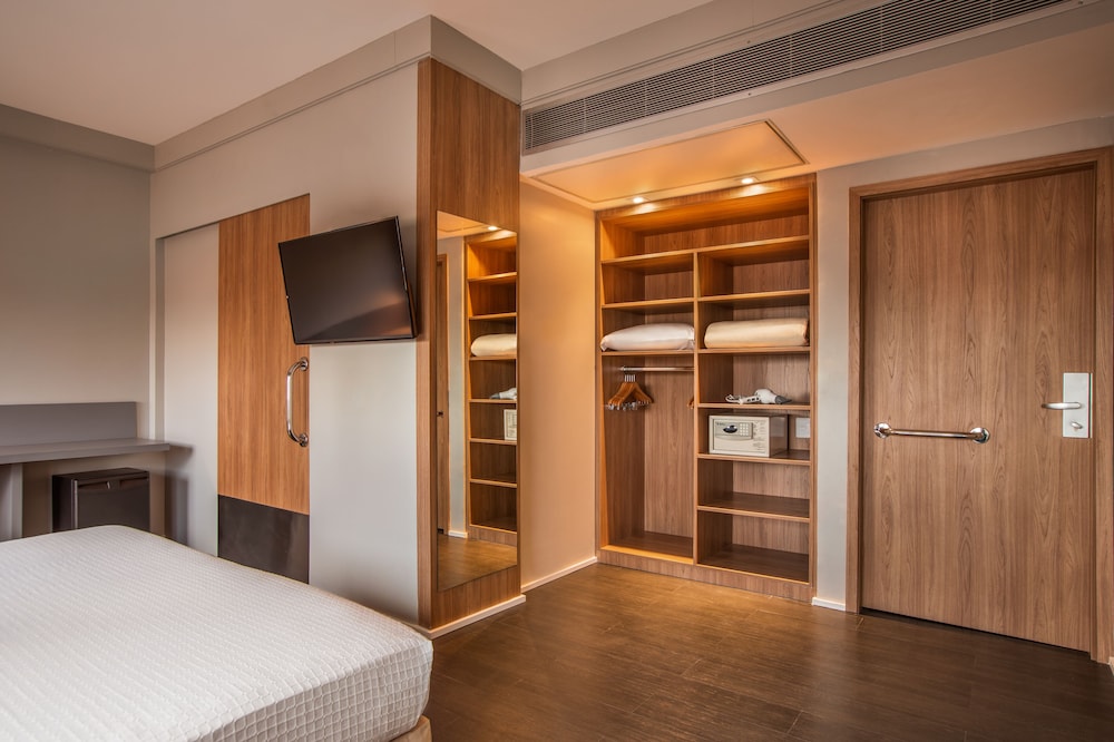 Standard Room, 1 Queen Bed, Accessible