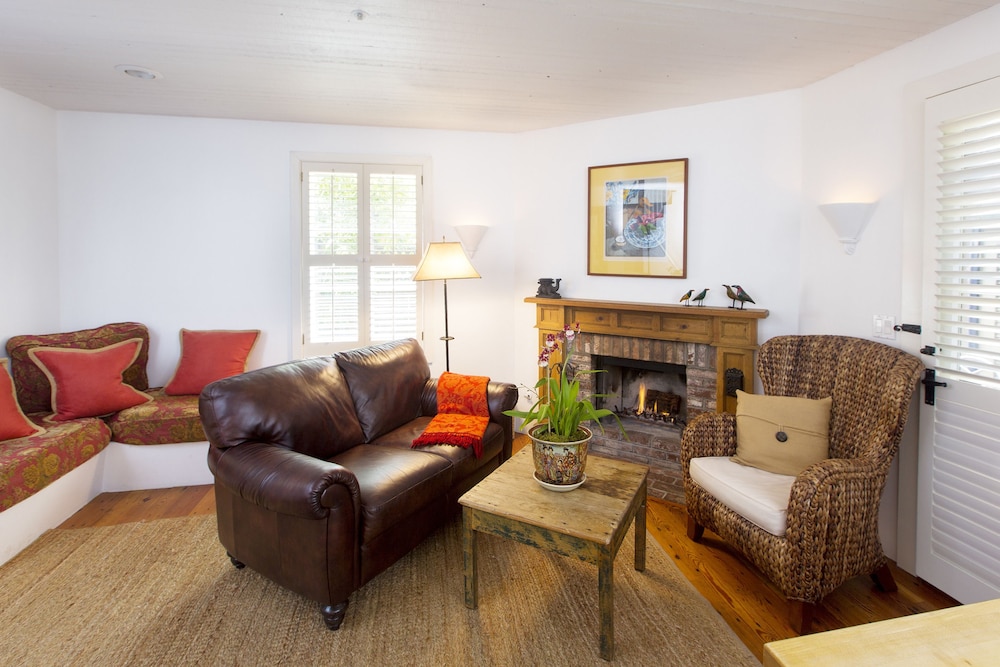 Traditional Suite, 1 King Bed, Kitchen, Fireplace (Pendle Cottage) - Photo 4