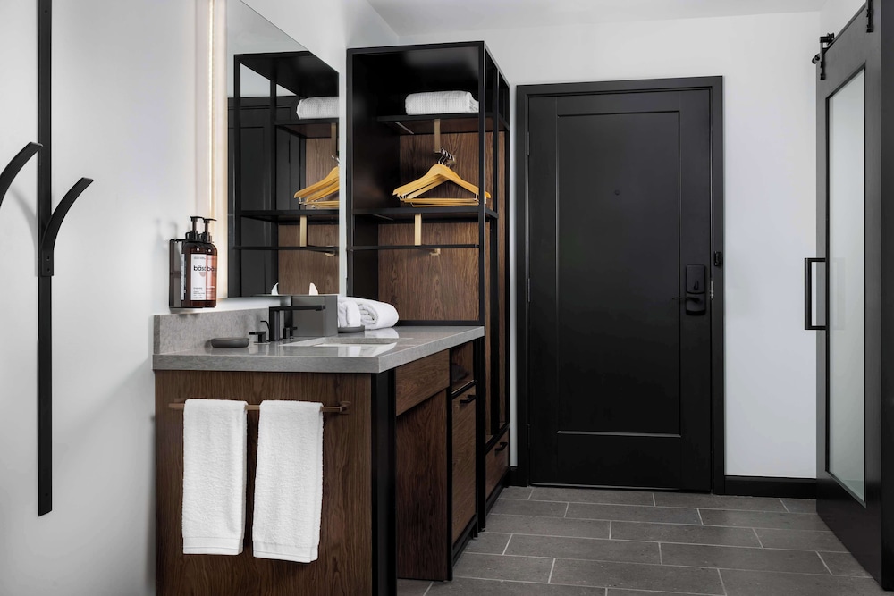 Room, 1 Queen Bed (Mobility, Hearing, Roll-in Shower) - Photo 4
