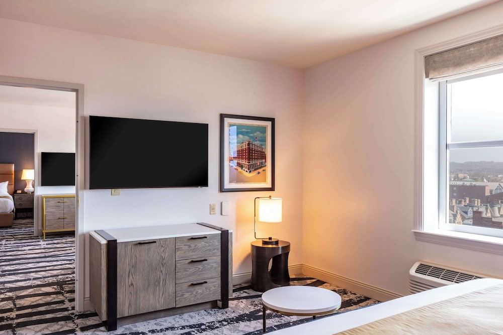 Presidential Suite, Multiple Beds, Bathtub (Mobility & Hearing)