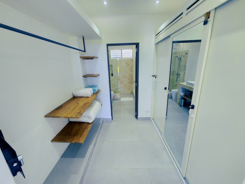 Business Suite, 1 King Bed, Pool Access, Ocean View photo 2
