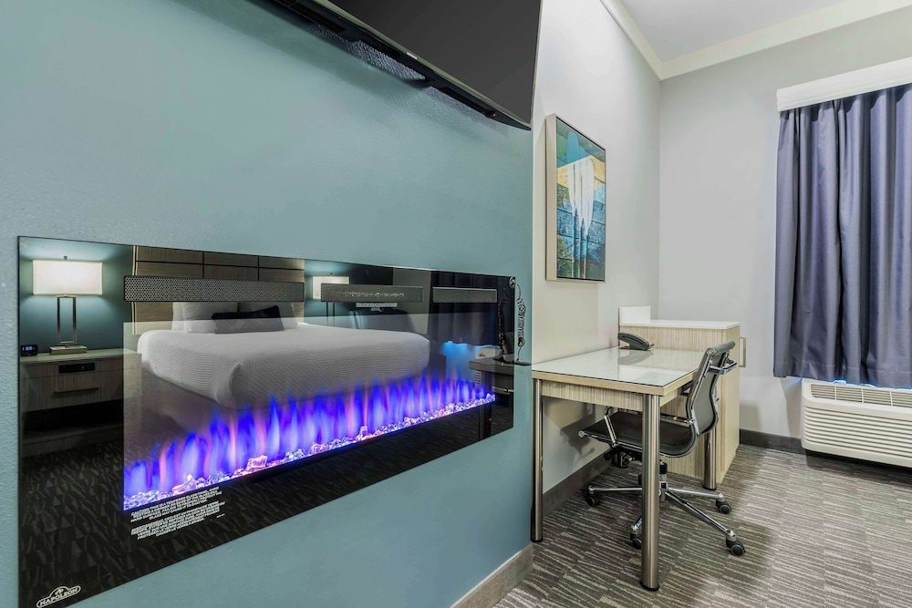 Suite, Multiple Beds, Fireplace, Mountain View (with Single Sofabed) photo 2
