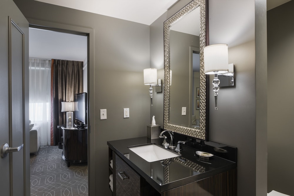 Suite, 1 King Bed, Accessible (Mobility & Hearing, Roll-in Shower) - Photo 4