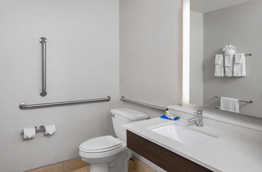 Suite, 2 Queen Beds, Accessible (Comm Mobil Roll Shwr)