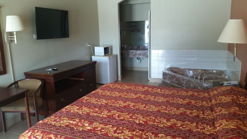 Standard Room, 1 King Bed, Smoking, Jetted Tub photo 3
