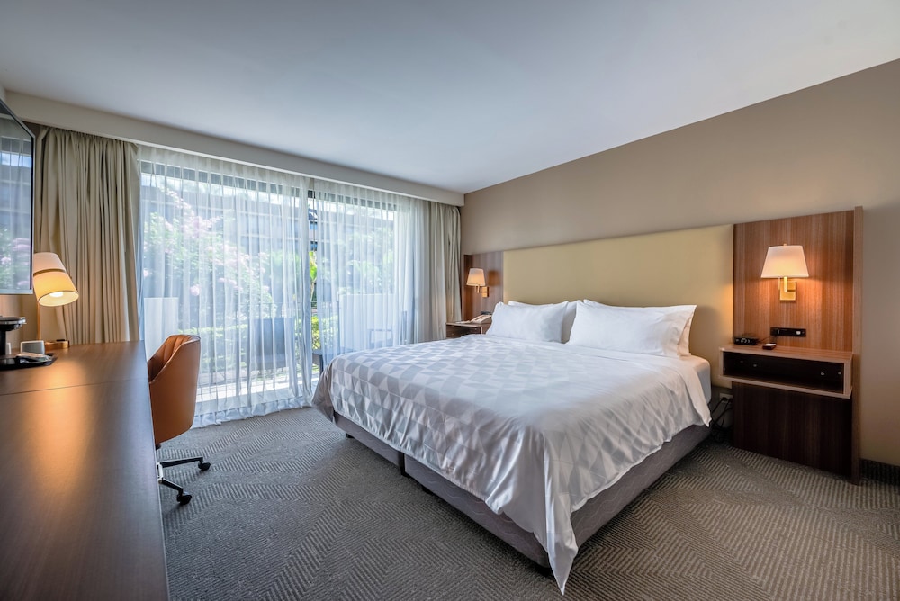Standard Room, 1 King Bed, Garden View photo 3
